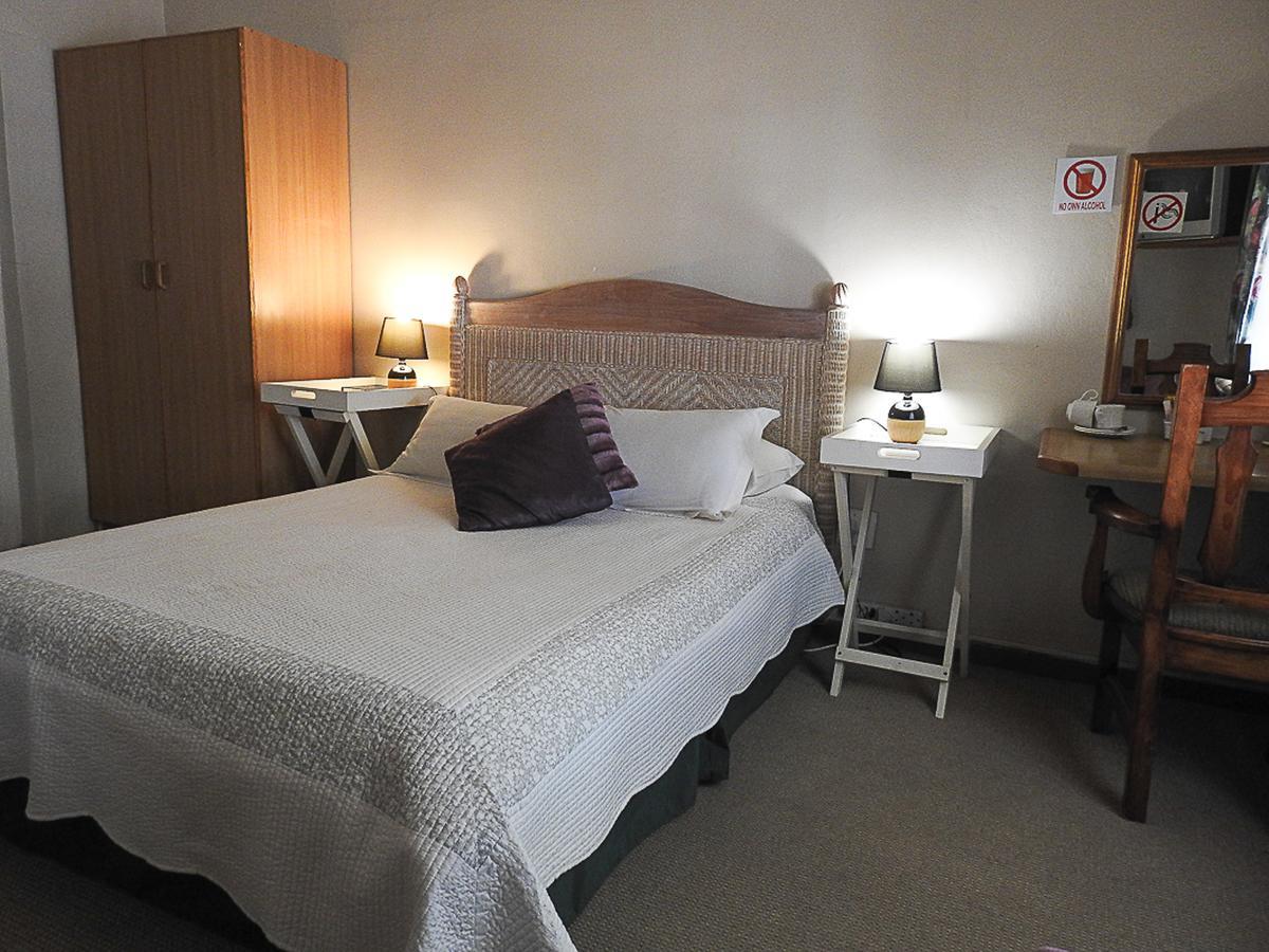 Mosselbay Backpackers Hostel มอสเซิลเบย์ ภายนอก รูปภาพ