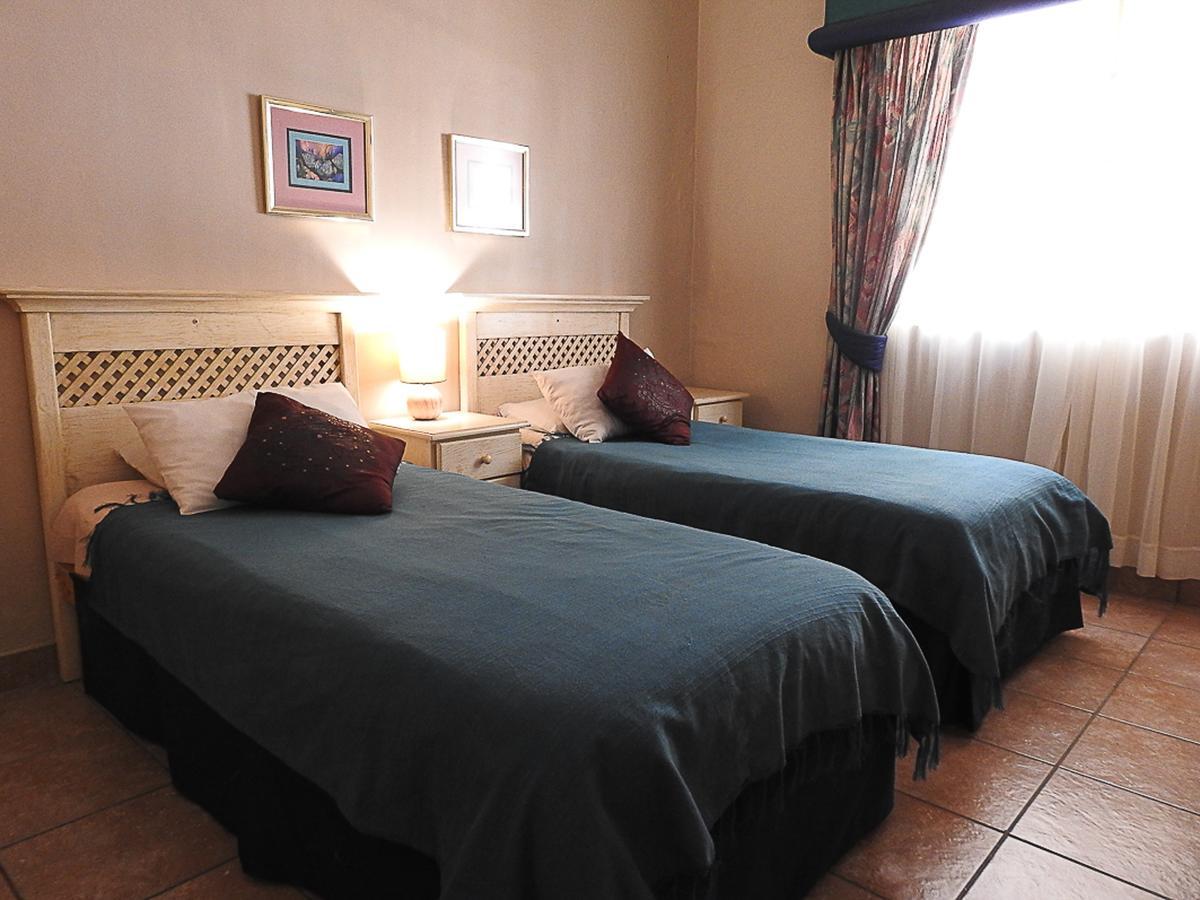Mosselbay Backpackers Hostel มอสเซิลเบย์ ภายนอก รูปภาพ