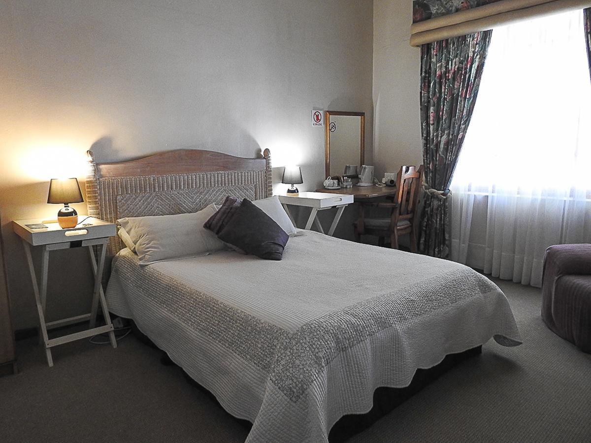 Mosselbay Backpackers Hostel มอสเซิลเบย์ ภายนอก รูปภาพ