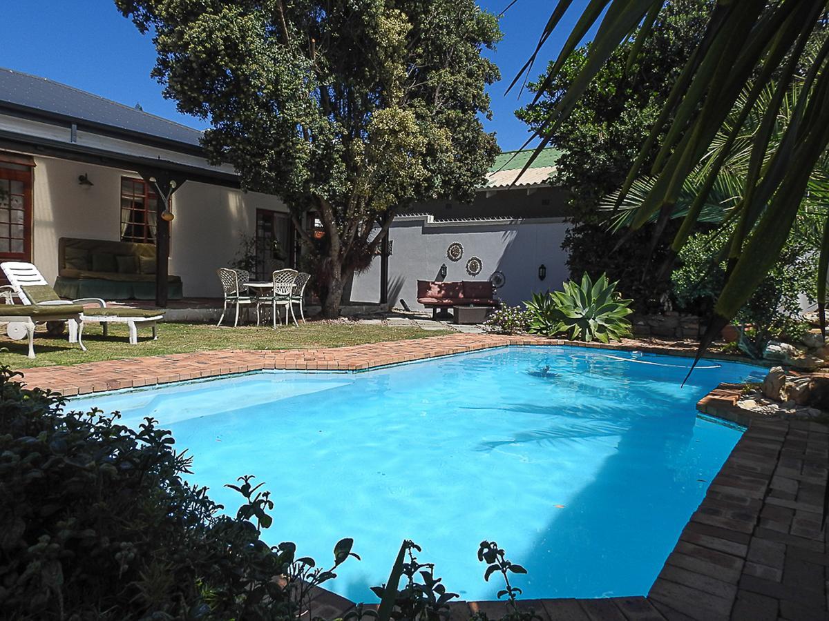 Mosselbay Backpackers Hostel มอสเซิลเบย์ ภายนอก รูปภาพ