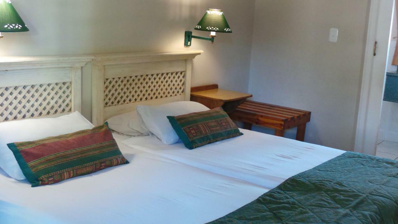 Mosselbay Backpackers Hostel มอสเซิลเบย์ ภายนอก รูปภาพ