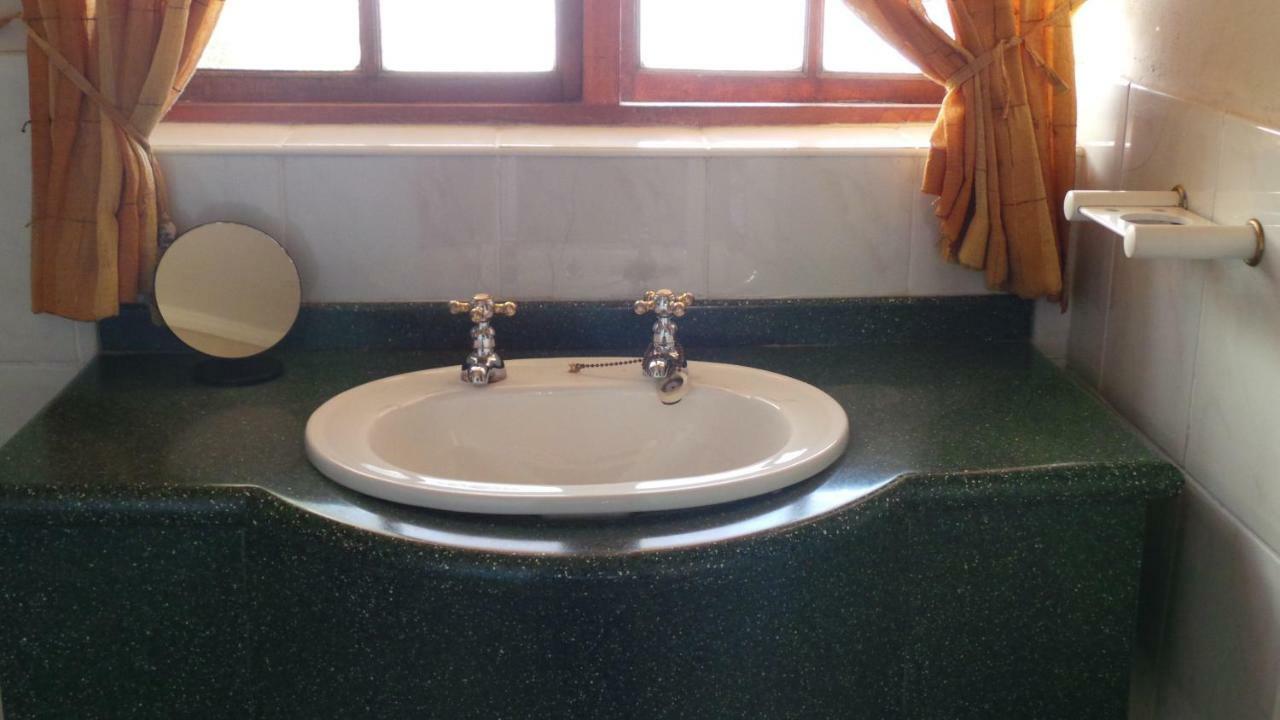 Mosselbay Backpackers Hostel มอสเซิลเบย์ ภายนอก รูปภาพ