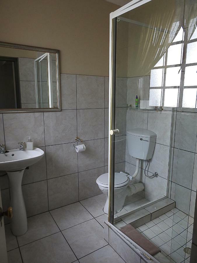 Mosselbay Backpackers Hostel มอสเซิลเบย์ ภายนอก รูปภาพ